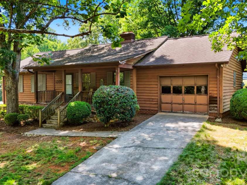 3315 23rd Street, Hickory, NC 28601.  MLS# CAR4394683, YatesRealty ID 31370. 