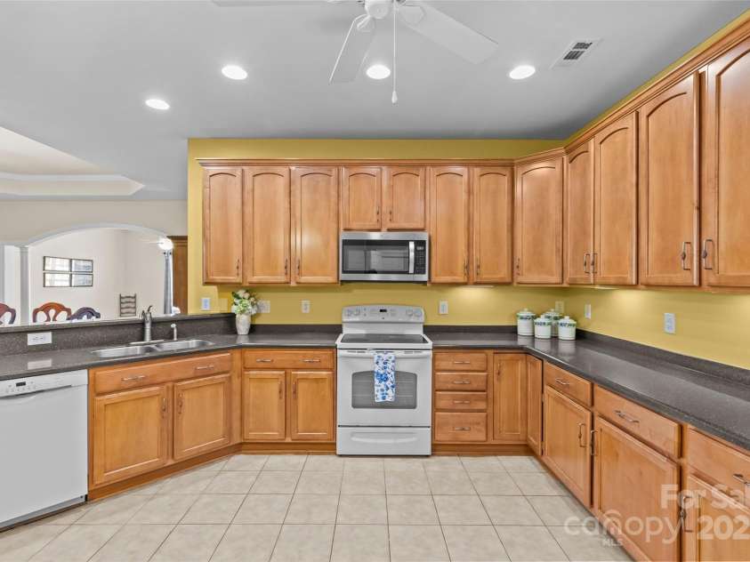 3270 Abbey Walk Lane, Matthews, NC 28105.  MLS# CAR4288401, YatesRealty ID 31371. Abundant cabinetry