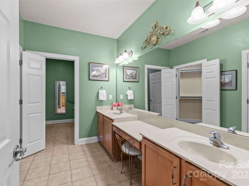3270 Abbey Walk Lane, Matthews, NC 28105.  MLS# CAR4288401, YatesRealty ID 31371. Dual vanities