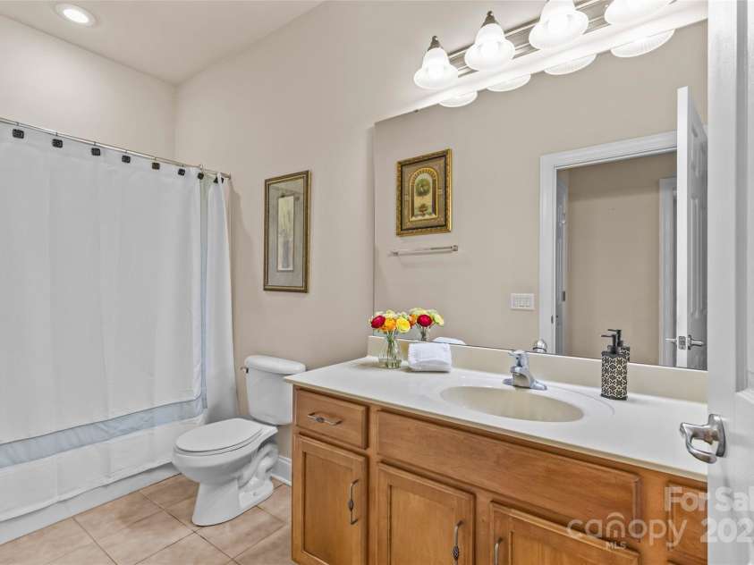 3270 Abbey Walk Lane, Matthews, NC 28105.  MLS# CAR4288401, YatesRealty ID 31371. Hall bathroom with tub/shower