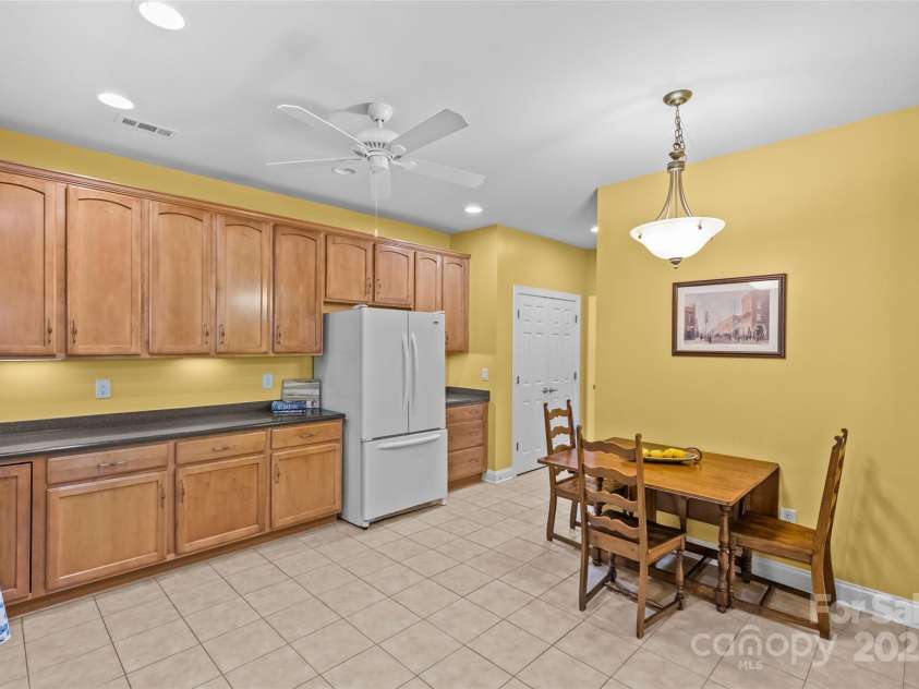 3270 Abbey Walk Lane, Matthews, NC 28105.  MLS# CAR4288401, YatesRealty ID 31371. Large kitchen