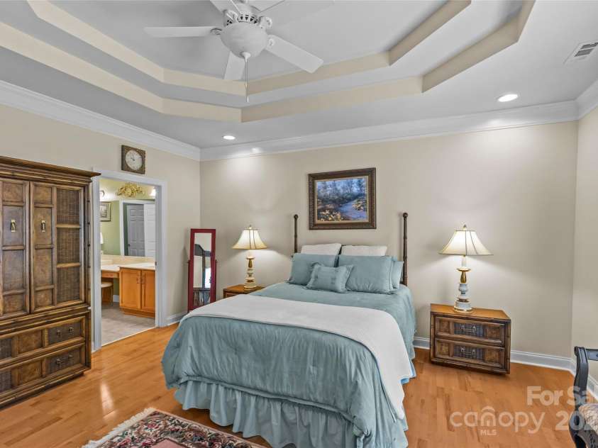 3270 Abbey Walk Lane, Matthews, NC 28105.  MLS# CAR4288401, YatesRealty ID 31371. Primary with tray ceiling