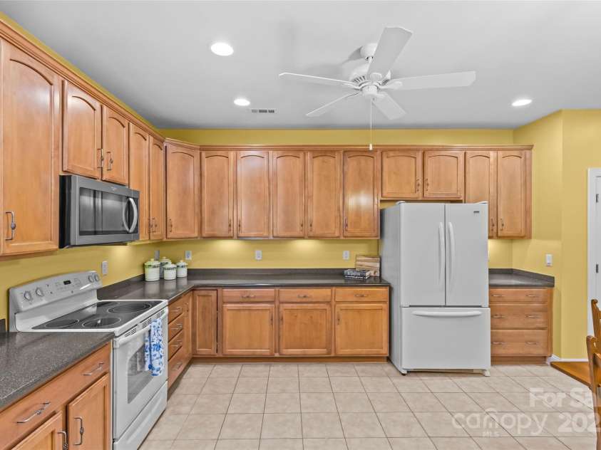 3270 Abbey Walk Lane, Matthews, NC 28105.  MLS# CAR4288401, YatesRealty ID 31371. Under counter lighting