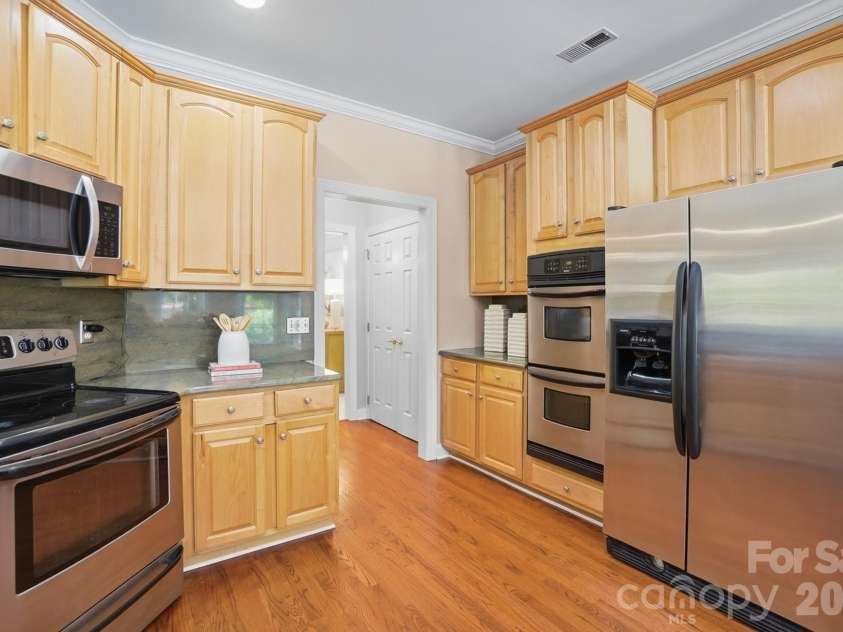 7126 Weddington Brook Drive, Matthews, NC 28104.  MLS# CAR4380295, YatesRealty ID 31371. 