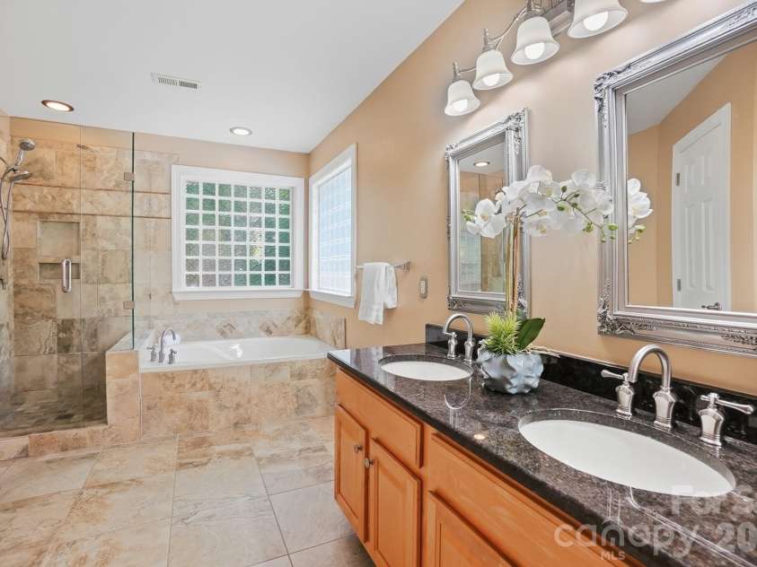 7126 Weddington Brook Drive, Matthews, NC 28104.  MLS# CAR4380295, YatesRealty ID 31371. 