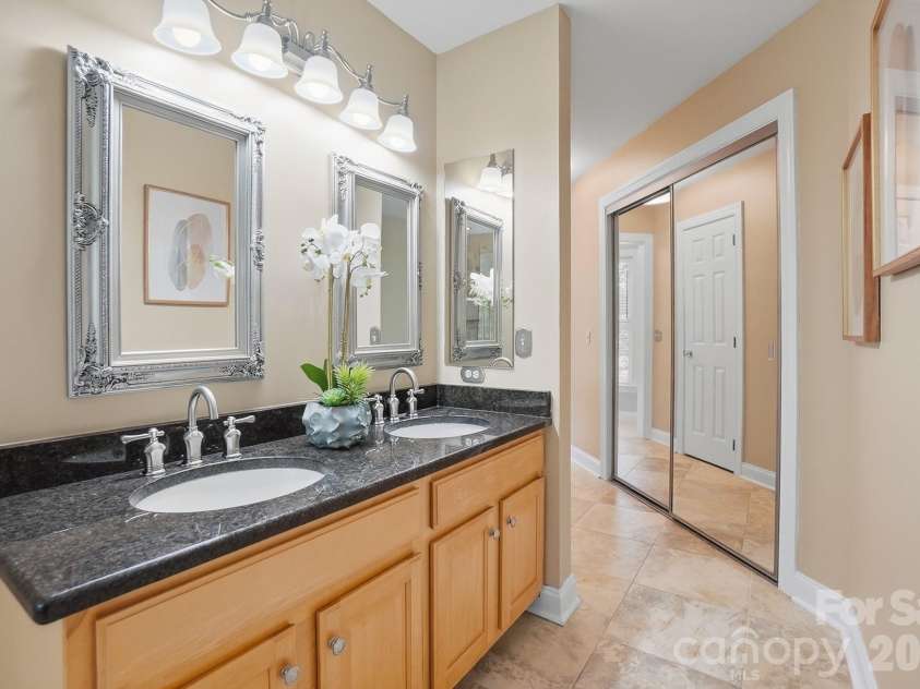 7126 Weddington Brook Drive, Matthews, NC 28104.  MLS# CAR4380295, YatesRealty ID 31371. 