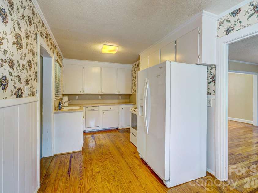 402 Houser Street, Cherryville, NC 28021.  MLS# CAR4393371, YatesRealty ID 31372. 