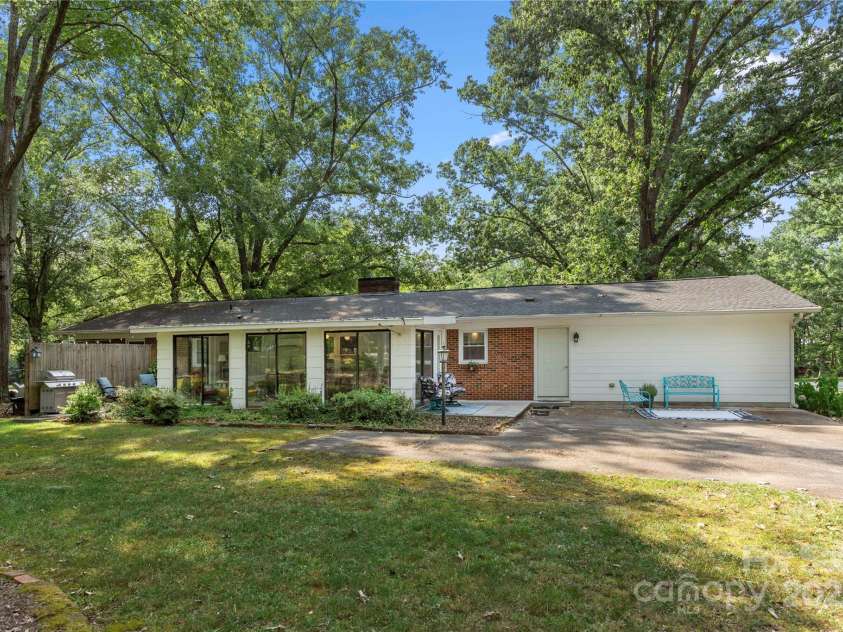 725 Plantation Road, Lancaster, SC 29720.  MLS# CAR4278897, YatesRealty ID 31372. 