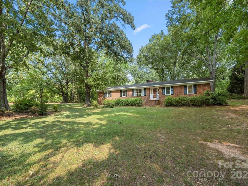 725 Plantation Road, Lancaster, SC 29720.  MLS# CAR4278897, YatesRealty ID 31372. 
