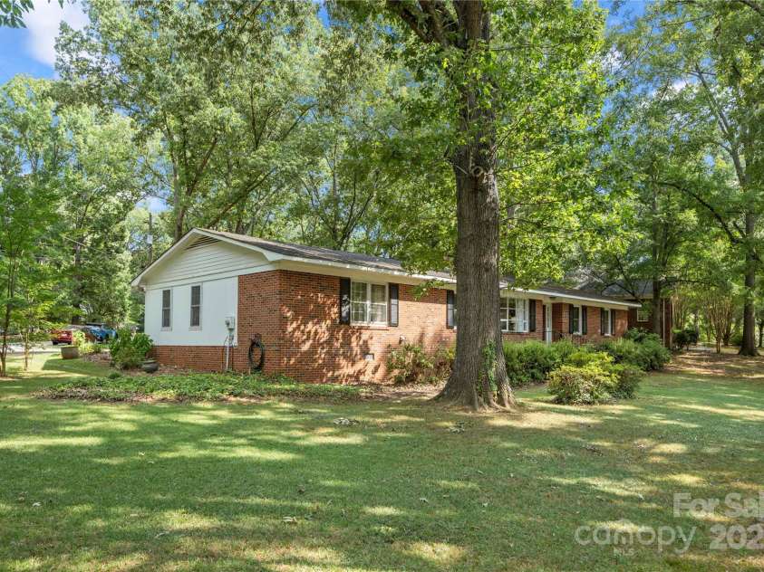 725 Plantation Road, Lancaster, SC 29720.  MLS# CAR4278897, YatesRealty ID 31372. 