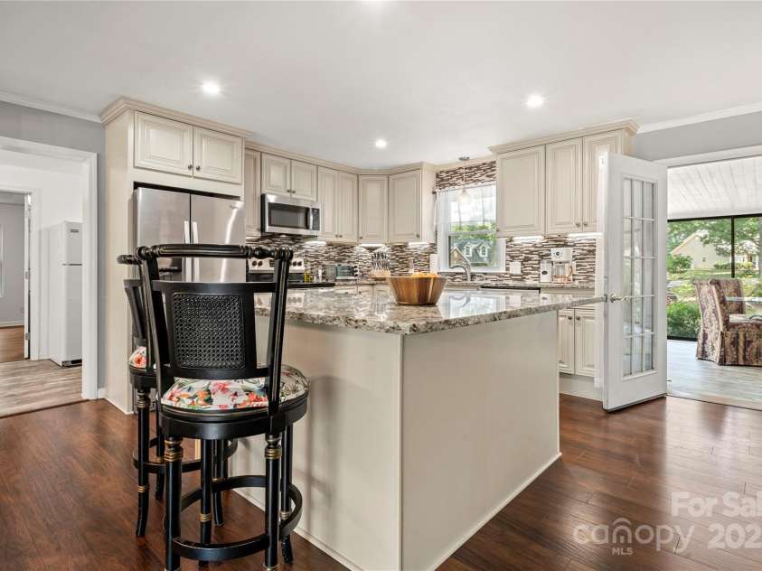 725 Plantation Road, Lancaster, SC 29720.  MLS# CAR4278897, YatesRealty ID 31372. Beautiful kitchen, open to the sunroom