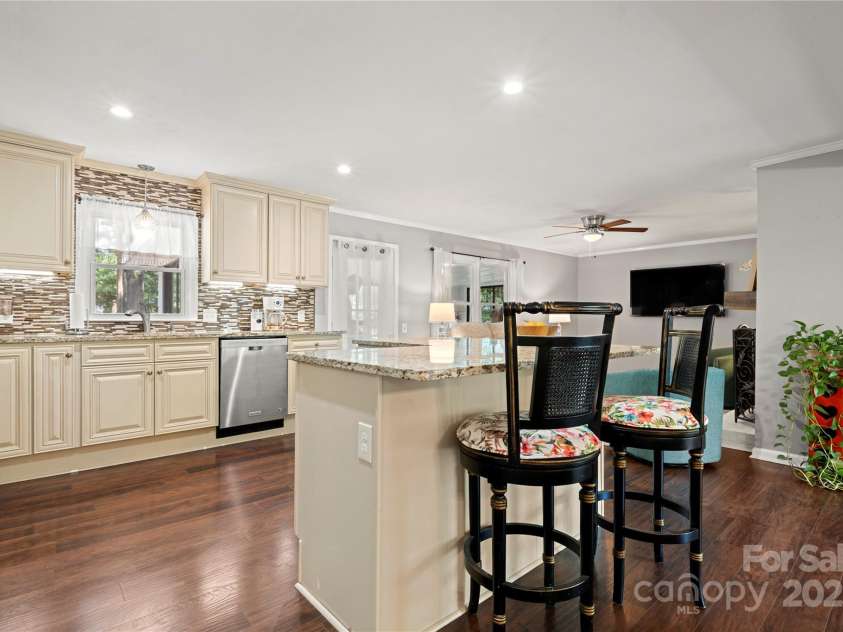 725 Plantation Road, Lancaster, SC 29720.  MLS# CAR4278897, YatesRealty ID 31372. Lots of cabinets, kitchen island/breakfast bar