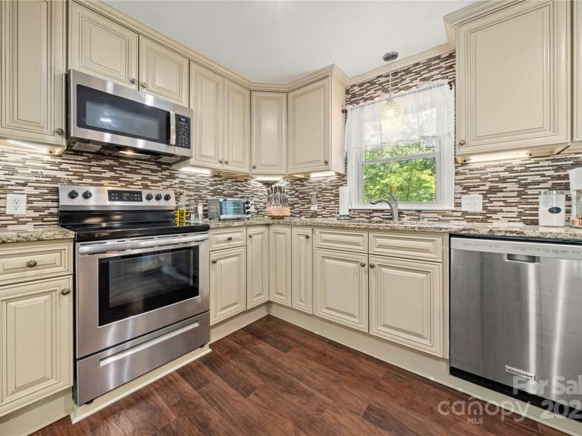 725 Plantation Road, Lancaster, SC 29720.  MLS# CAR4278897, YatesRealty ID 31372. Stainless steel appliances