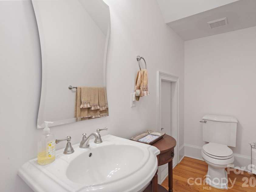 2477 Peninsula Shores Court, Denver, NC 28037.  MLS# CAR4390054, YatesRealty ID 31373. 1/2 bath (Main level)