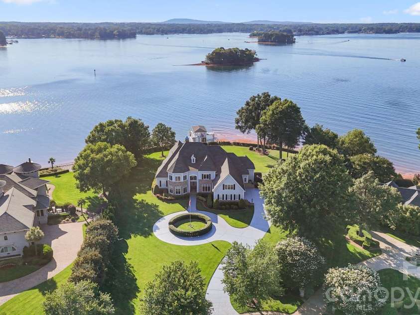 2477 Peninsula Shores Court, Denver, NC 28037.  MLS# CAR4390054, YatesRealty ID 31373. Waterfront estate. Private setting.