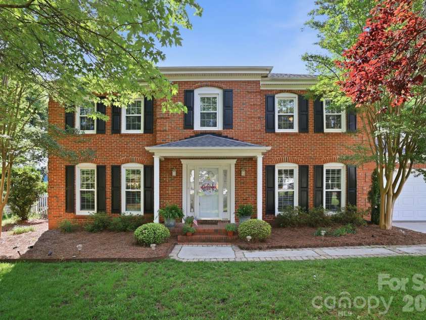 4612 Deanscroft Drive, Charlotte, NC 28226.  MLS# CAR4389186, YatesRealty ID 31374. 