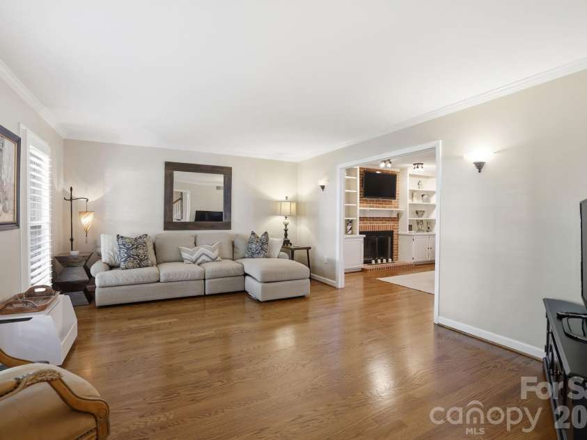 4612 Deanscroft Drive, Charlotte, NC 28226.  MLS# CAR4389186, YatesRealty ID 31374. 
