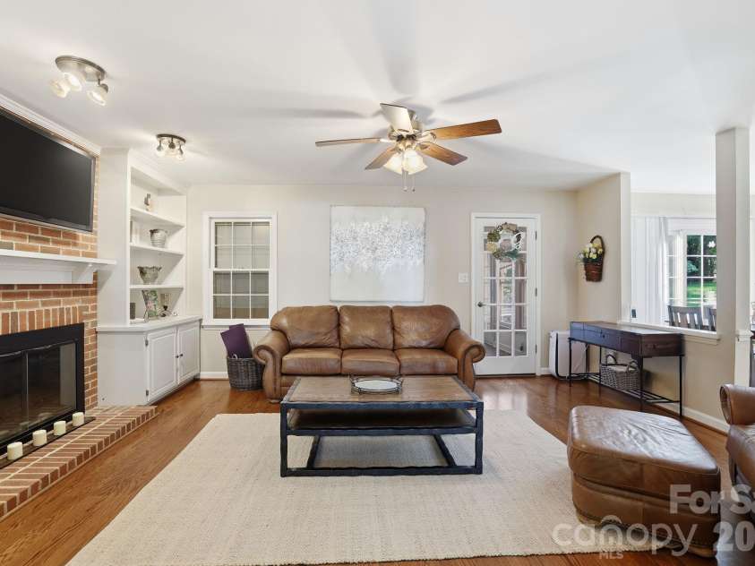 4612 Deanscroft Drive, Charlotte, NC 28226.  MLS# CAR4389186, YatesRealty ID 31374. 