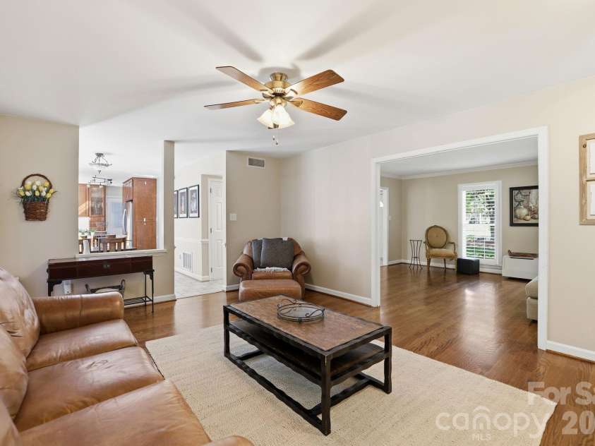4612 Deanscroft Drive, Charlotte, NC 28226.  MLS# CAR4389186, YatesRealty ID 31374. 