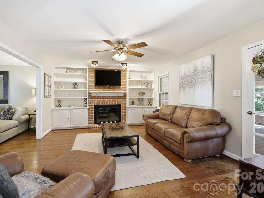 4612 Deanscroft Drive, Charlotte, NC 28226.  MLS# CAR4389186, YatesRealty ID 31374. 