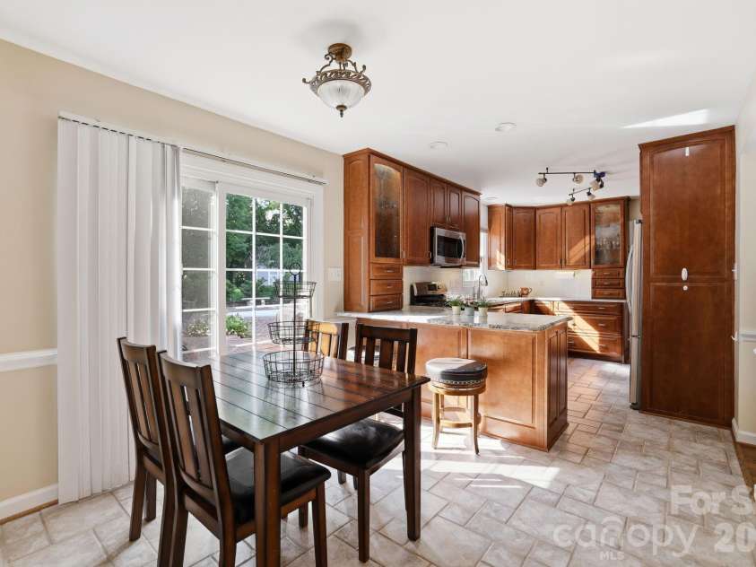 4612 Deanscroft Drive, Charlotte, NC 28226.  MLS# CAR4389186, YatesRealty ID 31374. 