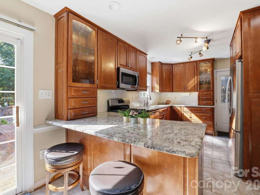 4612 Deanscroft Drive, Charlotte, NC 28226.  MLS# CAR4389186, YatesRealty ID 31374. 