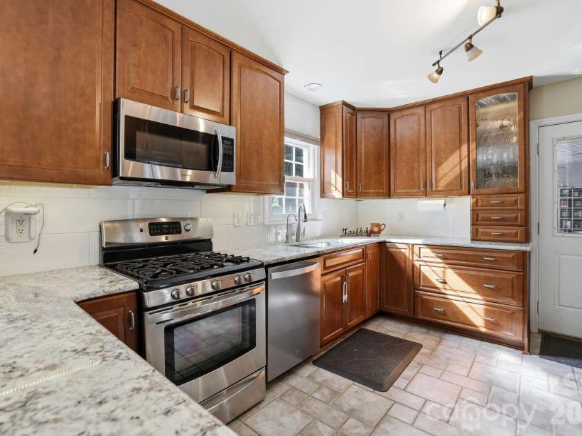 4612 Deanscroft Drive, Charlotte, NC 28226.  MLS# CAR4389186, YatesRealty ID 31374. 
