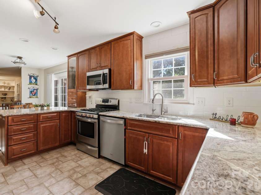 4612 Deanscroft Drive, Charlotte, NC 28226.  MLS# CAR4389186, YatesRealty ID 31374. 