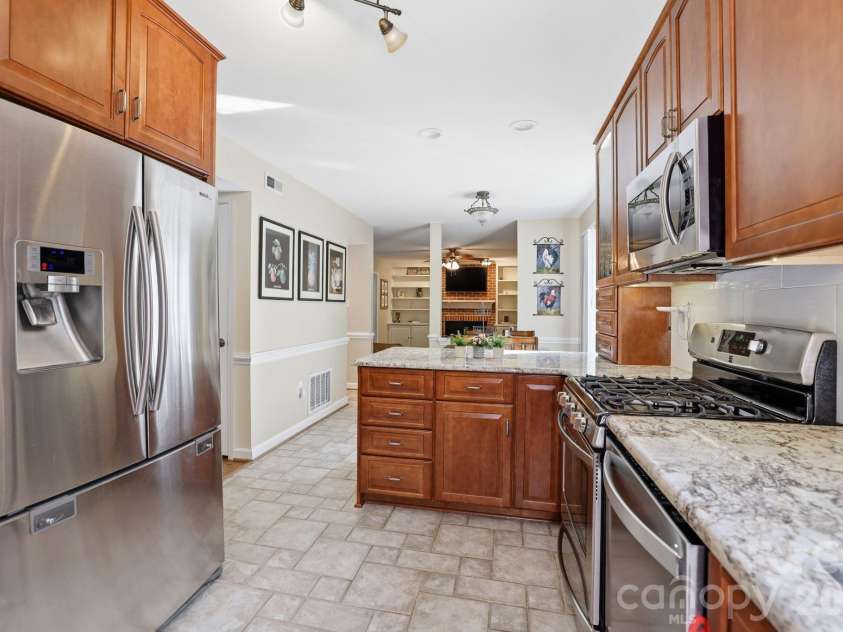 4612 Deanscroft Drive, Charlotte, NC 28226.  MLS# CAR4389186, YatesRealty ID 31374. 