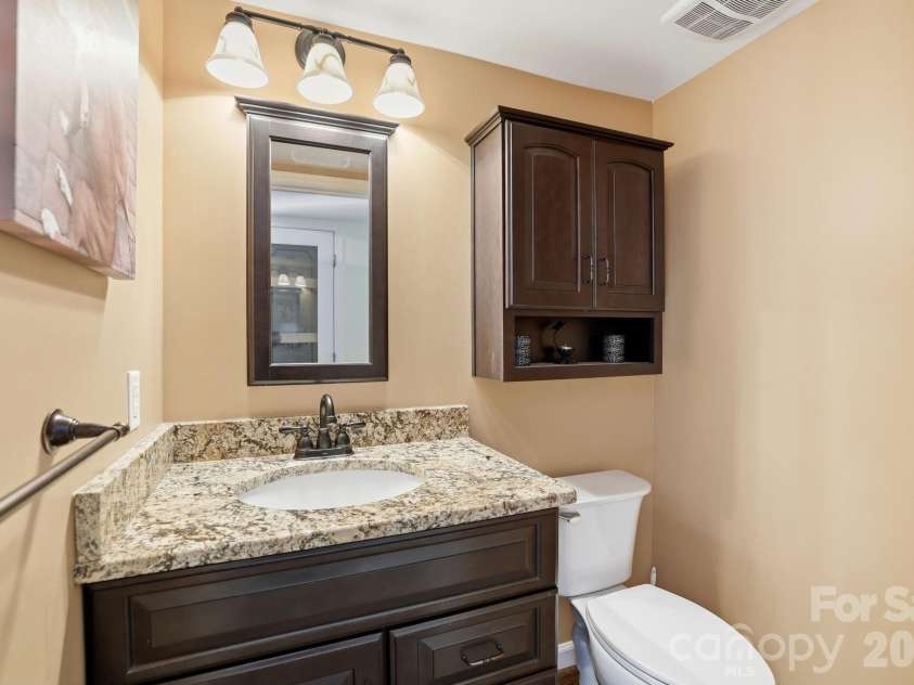 4612 Deanscroft Drive, Charlotte, NC 28226.  MLS# CAR4389186, YatesRealty ID 31374. 