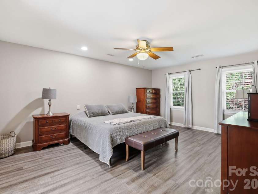 4612 Deanscroft Drive, Charlotte, NC 28226.  MLS# CAR4389186, YatesRealty ID 31374. 