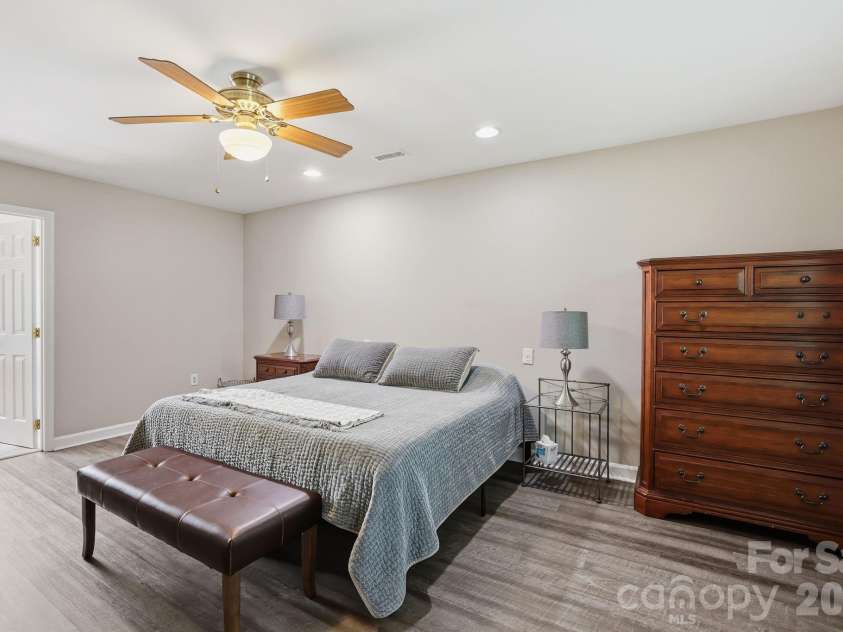 4612 Deanscroft Drive, Charlotte, NC 28226.  MLS# CAR4389186, YatesRealty ID 31374. 