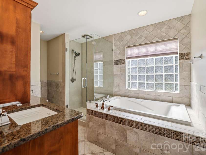 4612 Deanscroft Drive, Charlotte, NC 28226.  MLS# CAR4389186, YatesRealty ID 31374. 
