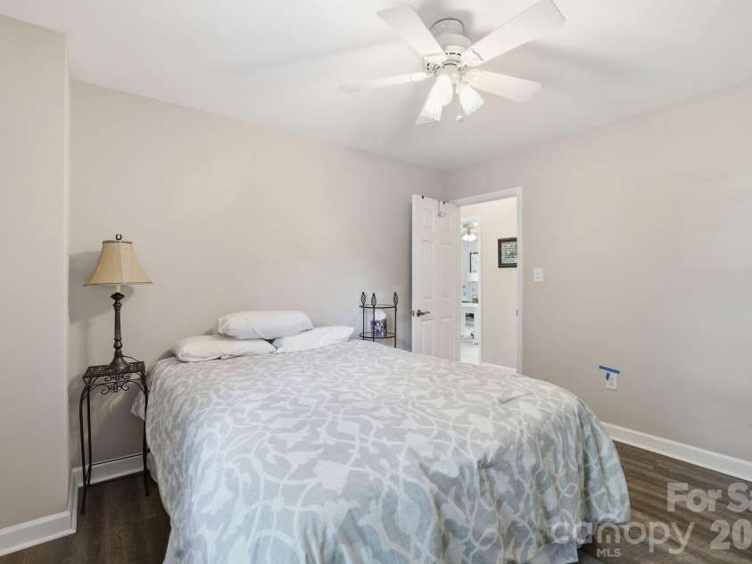 4612 Deanscroft Drive, Charlotte, NC 28226.  MLS# CAR4389186, YatesRealty ID 31374. 
