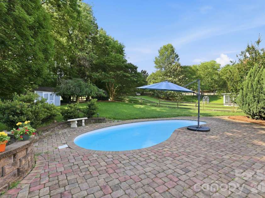 4612 Deanscroft Drive, Charlotte, NC 28226.  MLS# CAR4389186, YatesRealty ID 31374. 