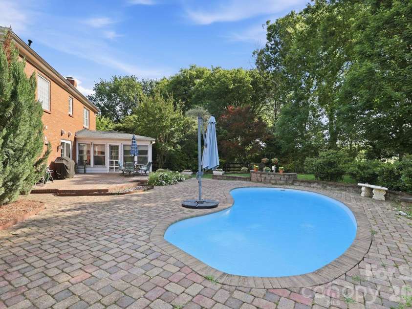 4612 Deanscroft Drive, Charlotte, NC 28226.  MLS# CAR4389186, YatesRealty ID 31374. 