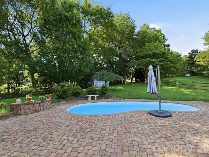 4612 Deanscroft Drive, Charlotte, NC 28226.  MLS# CAR4389186, YatesRealty ID 31374. 