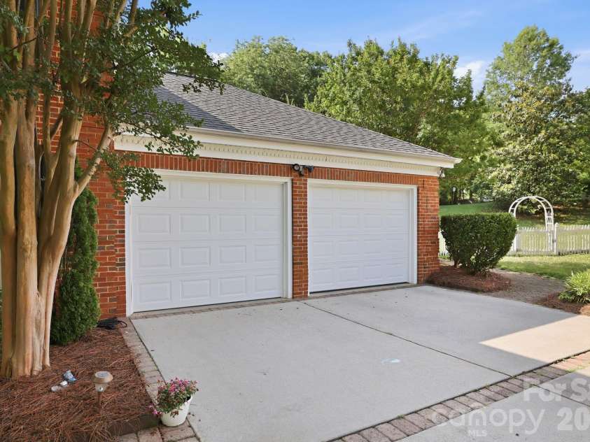 4612 Deanscroft Drive, Charlotte, NC 28226.  MLS# CAR4389186, YatesRealty ID 31374. 