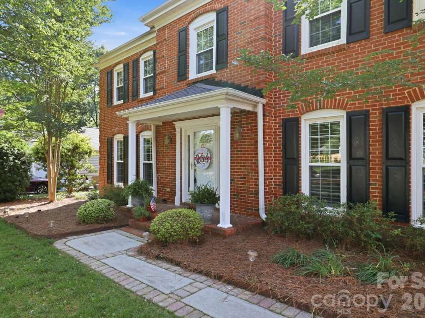 4612 Deanscroft Drive, Charlotte, NC 28226.  MLS# CAR4389186, YatesRealty ID 31374. 