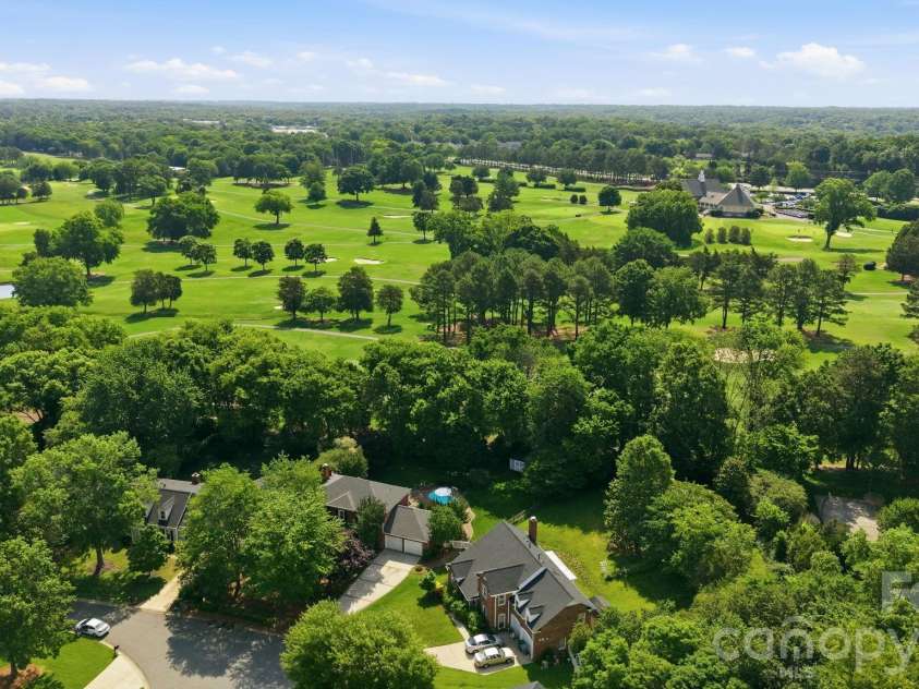 4612 Deanscroft Drive, Charlotte, NC 28226.  MLS# CAR4389186, YatesRealty ID 31374. 