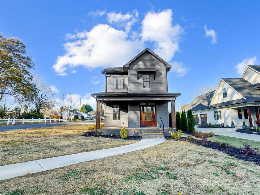 901 Edgemont Avenue, Belmont, NC 28012.  MLS# CAR4204601, YatesRealty ID 31374. Welcome home!