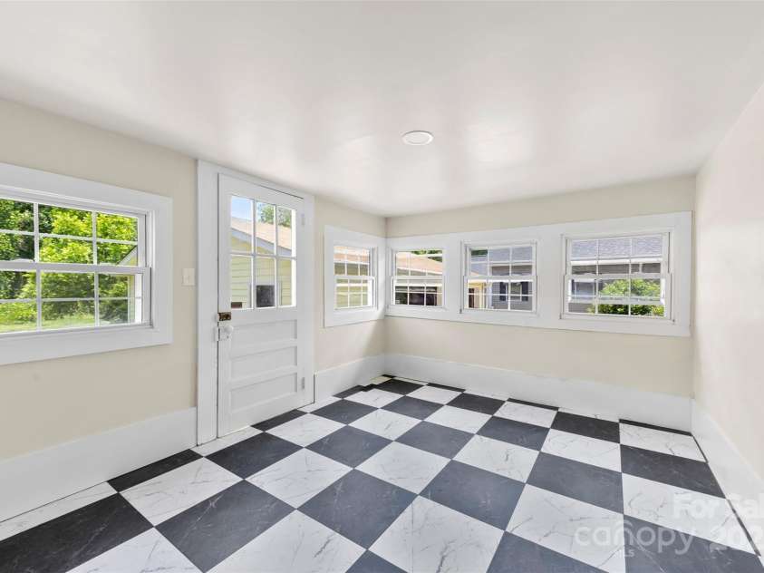 522 Alexander Street, Statesville, NC 28677.  MLS# CAR4279666, YatesRealty ID 31375. 