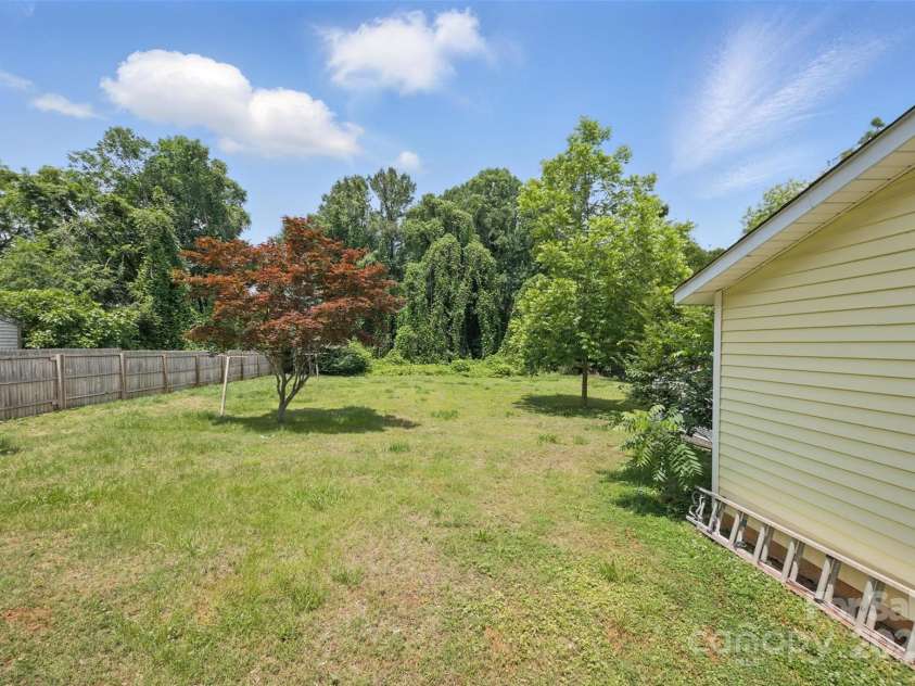 522 Alexander Street, Statesville, NC 28677.  MLS# CAR4279666, YatesRealty ID 31375. 