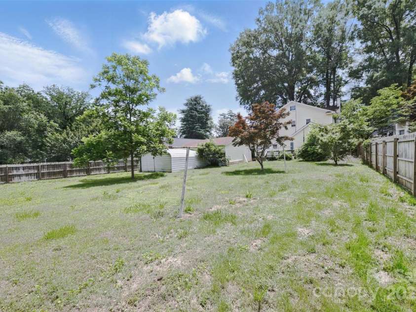 522 Alexander Street, Statesville, NC 28677.  MLS# CAR4279666, YatesRealty ID 31375. Large, flat backyard
