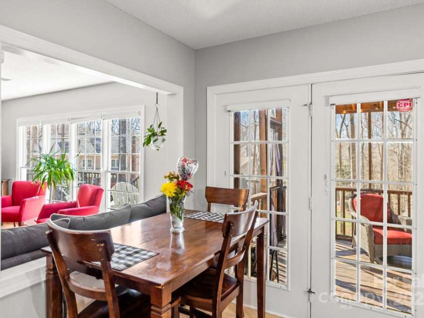 8802 Glenside Street, Huntersville, NC 28078.  MLS# CAR4225833, YatesRealty ID 31376. Casual dining space in kitchen.