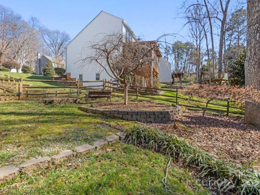 8802 Glenside Street, Huntersville, NC 28078.  MLS# CAR4225833, YatesRealty ID 31376. Garden beds.