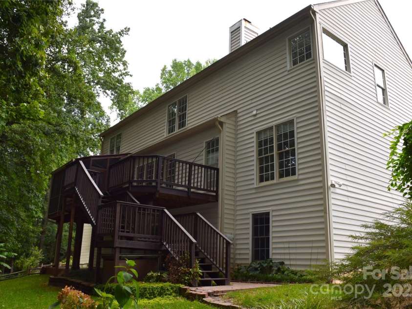 8802 Glenside Street, Huntersville, NC 28078.  MLS# CAR4225833, YatesRealty ID 31376. Mature trees and an abundance of plants.