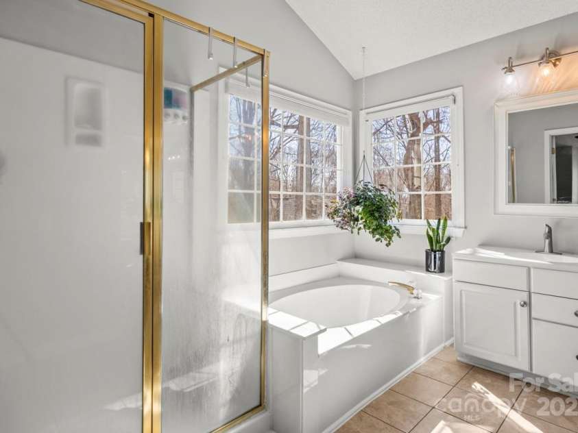 8802 Glenside Street, Huntersville, NC 28078.  MLS# CAR4225833, YatesRealty ID 31376. Primary bath boasts garden tub and separate shower.