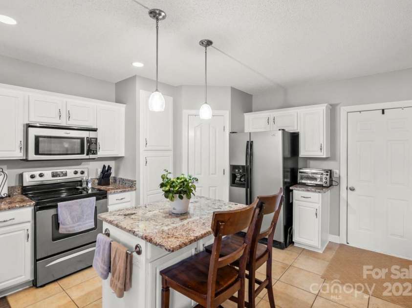 8802 Glenside Street, Huntersville, NC 28078.  MLS# CAR4316716, YatesRealty ID 31376. Kitchen also boasts stainless steel appliances. Refrigerator does convey with the house.