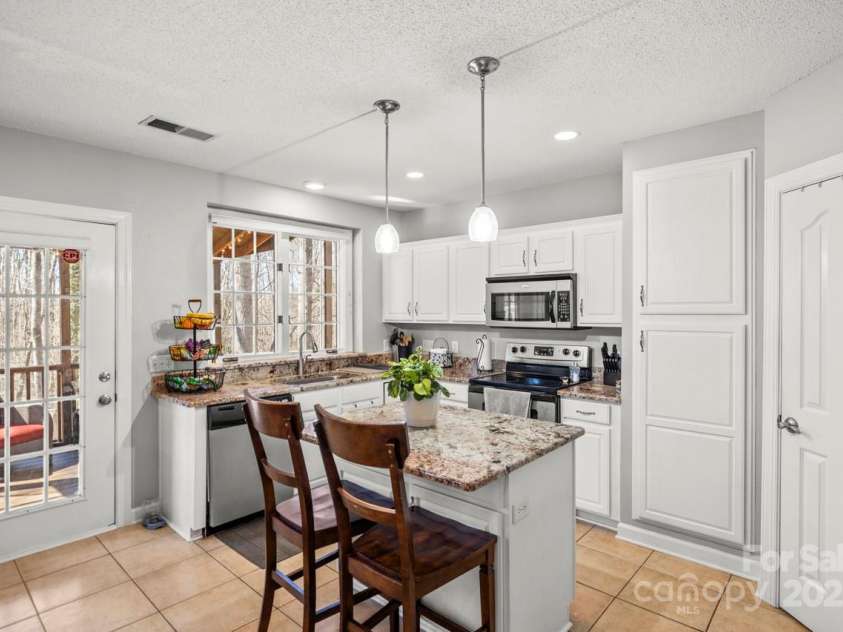 8802 Glenside Street, Huntersville, NC 28078.  MLS# CAR4316716, YatesRealty ID 31376. Kitchen features island, granite counters and walk-in pantry.